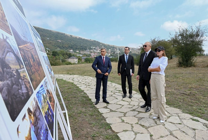 Prezident Şamaxıda Pir Ömər Sultan ziyarətgahında aparılan konservasiya işləri ilə tanış olub — FOTOLAR (YENİLƏNİB) Prezident Şamaxıda Pir Ömər Sultan ziyarətgahında aparılan konservasiya işləri ilə tanış olub — FOTOLAR (YENİLƏNİB)