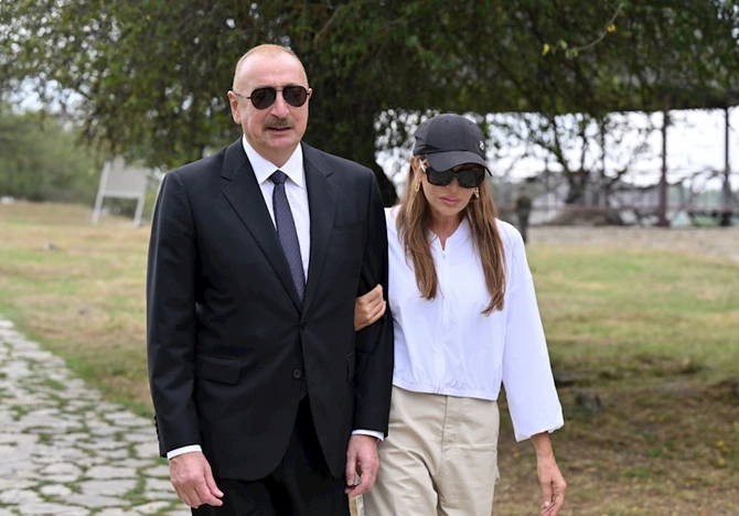 Prezident Şamaxıda Pir Ömər Sultan ziyarətgahında aparılan konservasiya işləri ilə tanış olub — FOTOLAR (YENİLƏNİB) Prezident Şamaxıda Pir Ömər Sultan ziyarətgahında aparılan konservasiya işləri ilə tanış olub — FOTOLAR (YENİLƏNİB)