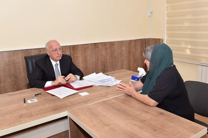 Zakir Fərəcov səyyar qəbulda vətəndaşların müraciətlərini dinlədi — FOTOLAR Zakir Fərəcov səyyar qəbulda vətəndaşların müraciətlərini dinlədi — FOTOLAR