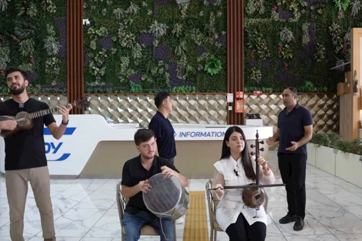 Bakı Dəmiryol Vağzalında Milli Musiqi Günü münasibətilə fleşmob keçirilib — VİDEO
