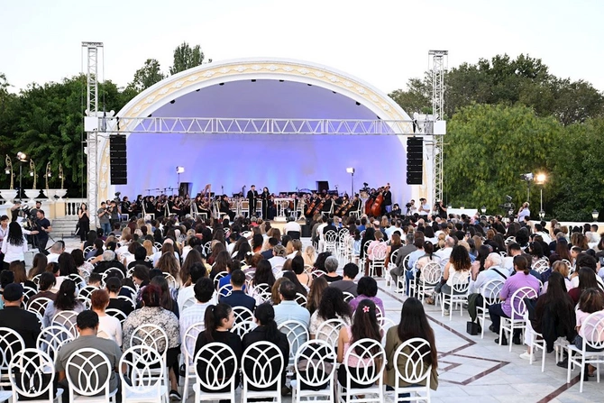 Filarmoniyada Üzeyir Hacıbəyli festivalının açılış mərasimi keçirilib — FOTOLAR Filarmoniyada Üzeyir Hacıbəyli festivalının açılış mərasimi keçirilib — FOTOLAR