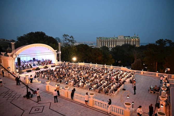 Filarmoniyada Üzeyir Hacıbəyli festivalının açılış mərasimi keçirilib — FOTOLAR Filarmoniyada Üzeyir Hacıbəyli festivalının açılış mərasimi keçirilib — FOTOLAR