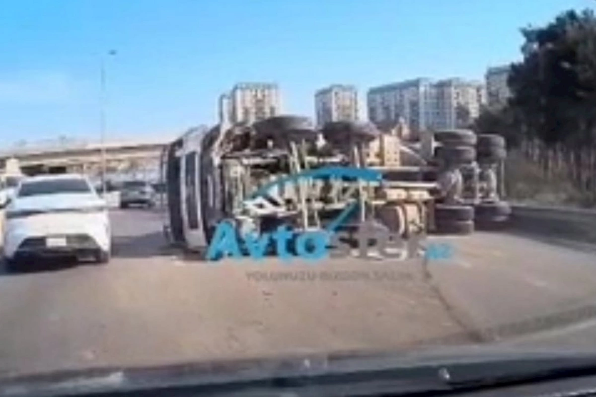 Bakı-Sumqayıt yolunda betonqarışdıran maşın aşdı — VİDEO