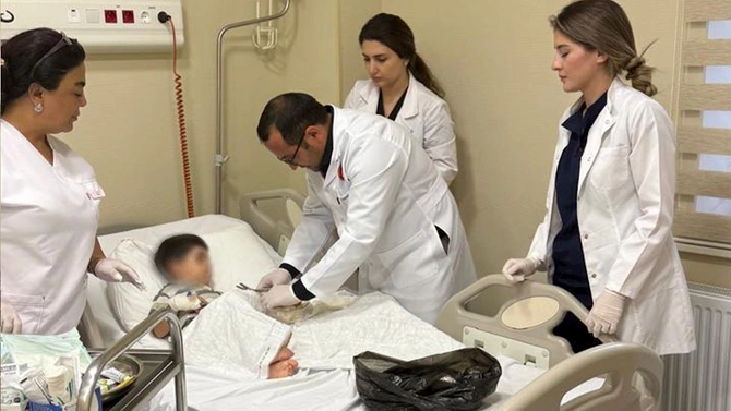 Həkimlər 3 yaşlı uşağın əlini xilas etdi — FOTOLAR