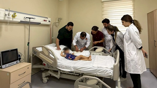 Həkimlər 3 yaşlı uşağın əlini xilas etdi — FOTOLAR
