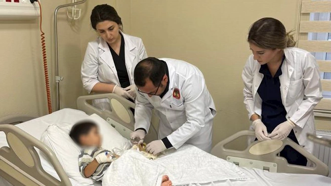 Həkimlər 3 yaşlı uşağın əlini xilas etdi — FOTOLAR