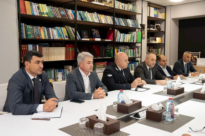 Ayıların kəndlərə yaxınlaşması və təsərrüfatlara ziyan vurması hallarının qarşısının alınması müzakirə edilib — FOTOLAR Ayıların kəndlərə yaxınlaşması və təsərrüfatlara ziyan vurması hallarının qarşısının alınması müzakirə edilib — FOTOLAR
