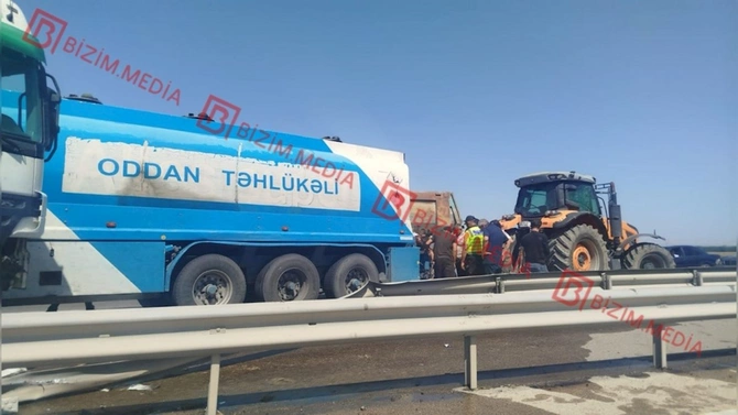 Goranboyda ağırtonnajlı avtomobil qəza törətdi — Yanacaq asfalta dağıldı (FOTO/VİDEO) Goranboyda ağırtonnajlı avtomobil qəza törətdi — Yanacaq asfalta dağıldı (FOTO/VİDEO)