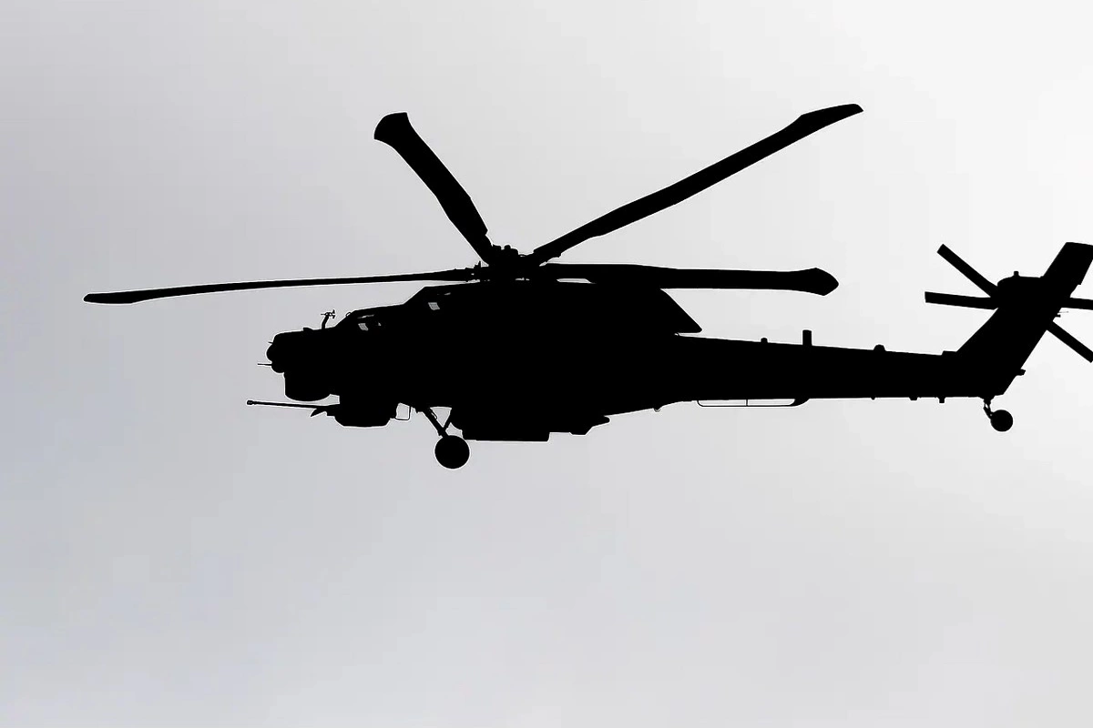 Rusiyada helikopterin pəncərəsi uçuş zamanı düşüb