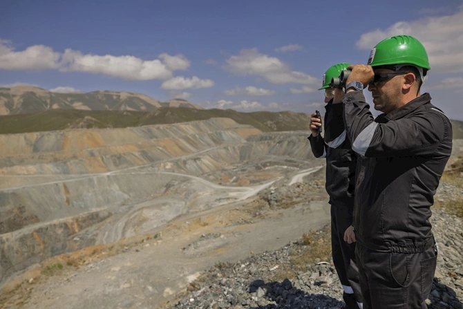 “AzerGold” Söyüdlü qızıl yatağında ilk qazma-partlayış əməliyyatını həyata keçirib — FOTOLAR “AzerGold” Söyüdlü qızıl yatağında ilk qazma-partlayış əməliyyatını həyata keçirib — FOTOLAR