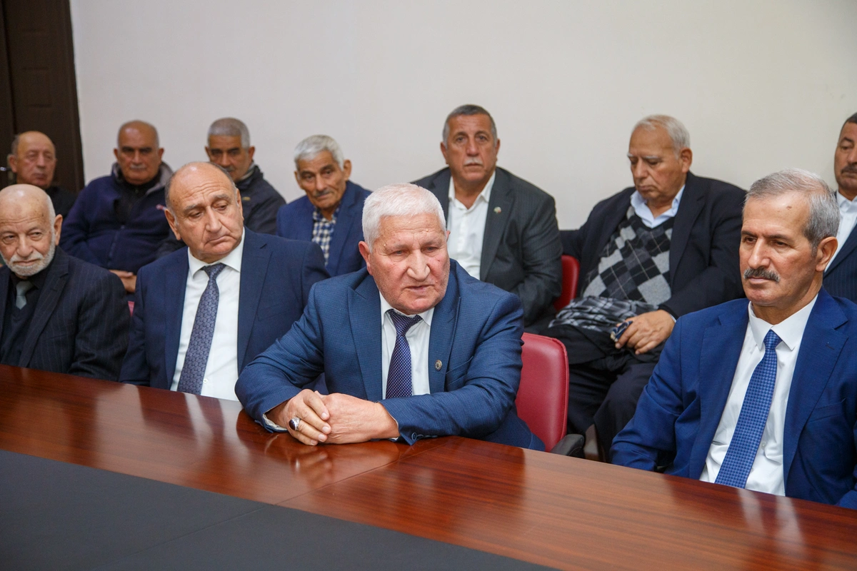 Salyanda icra başçısı ağsaqqallar ilə görüşdü — FOTOLAR
