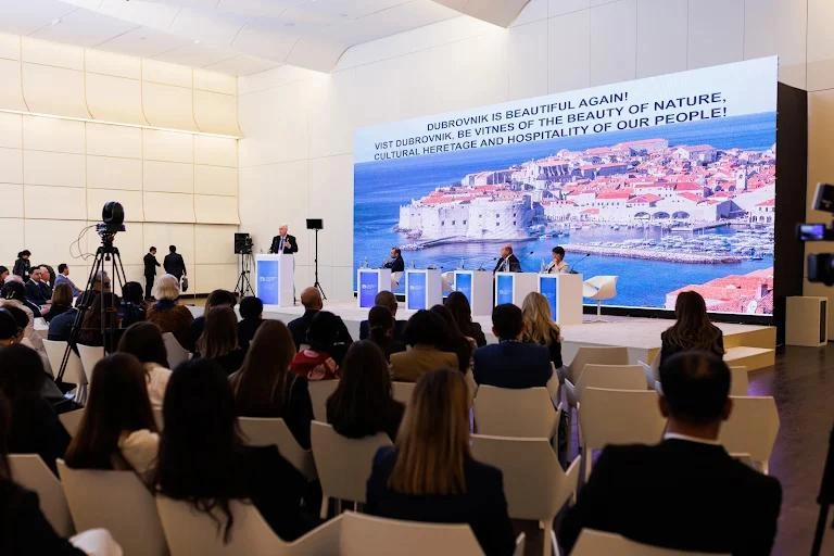 "Mədəniyyət mərkəzdə: ortaq gələcəyə etibarlı yollar" mövzusunda plenar sessiya təşkil olunub - FOTOLAR