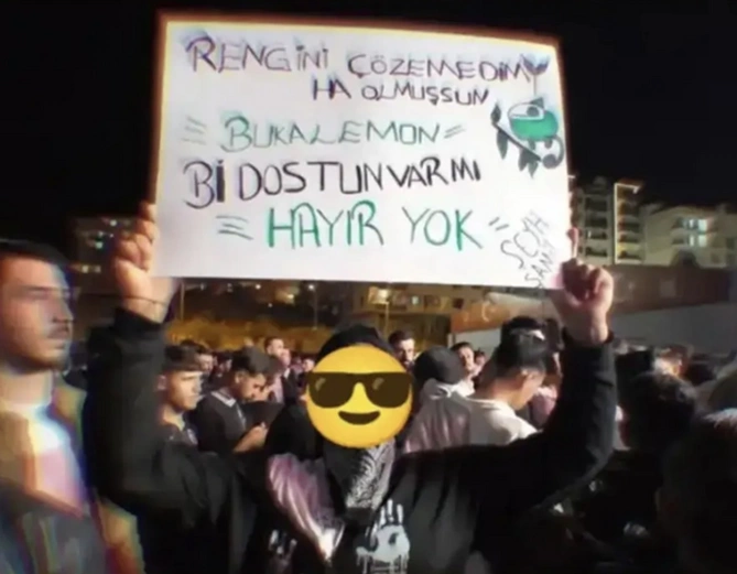 Cəza konsertdə Şamın posterini açan tamaşaçıya sərt reaksiya verdi - FOTOLAR Cəza konsertdə Şamın posterini açan tamaşaçıya sərt reaksiya verdi - FOTOLAR