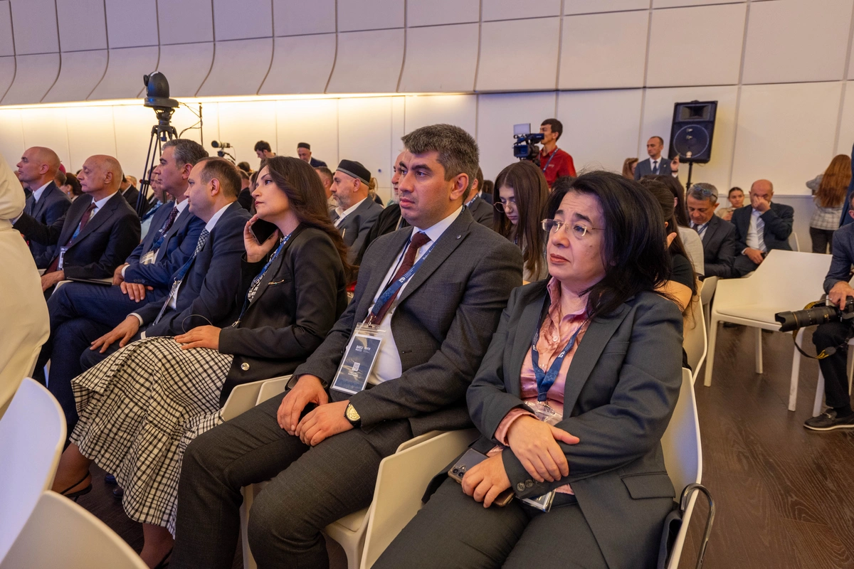 "Dinlərarası dialoq: Ortaq gələcəyə yol xəritəsi" mövzusunda plenar sessiyası işini yekunlaşdırıb - FOTOLAR