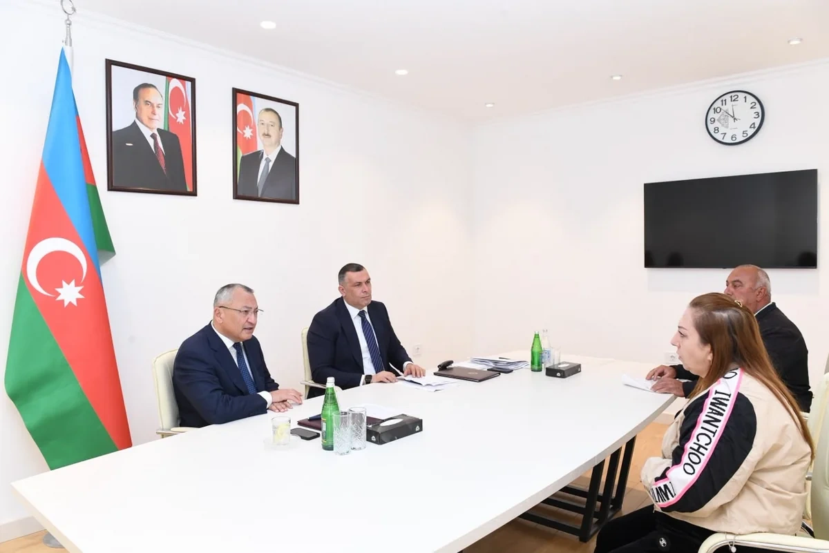 Rövşən Rzayev vətəndaş qəbulu keçirib - FOTOLAR