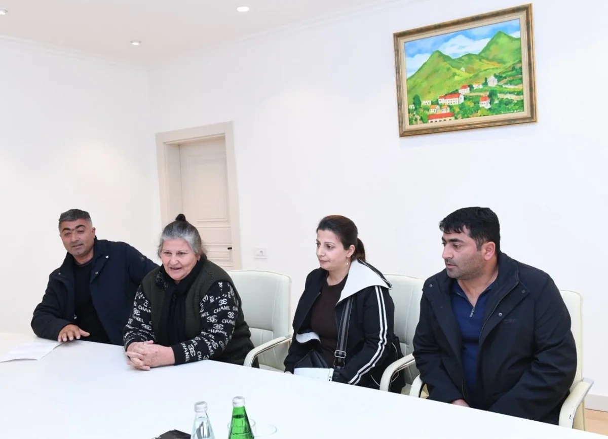 Rövşən Rzayev vətəndaş qəbulu keçirib - FOTOLAR