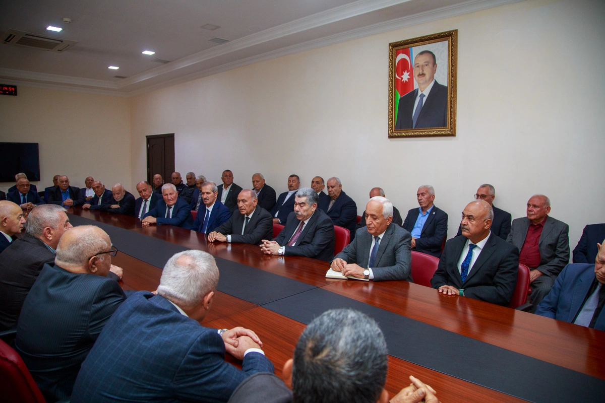 Salyanda icra başçısı ağsaqqallar ilə görüşdü — FOTOLAR