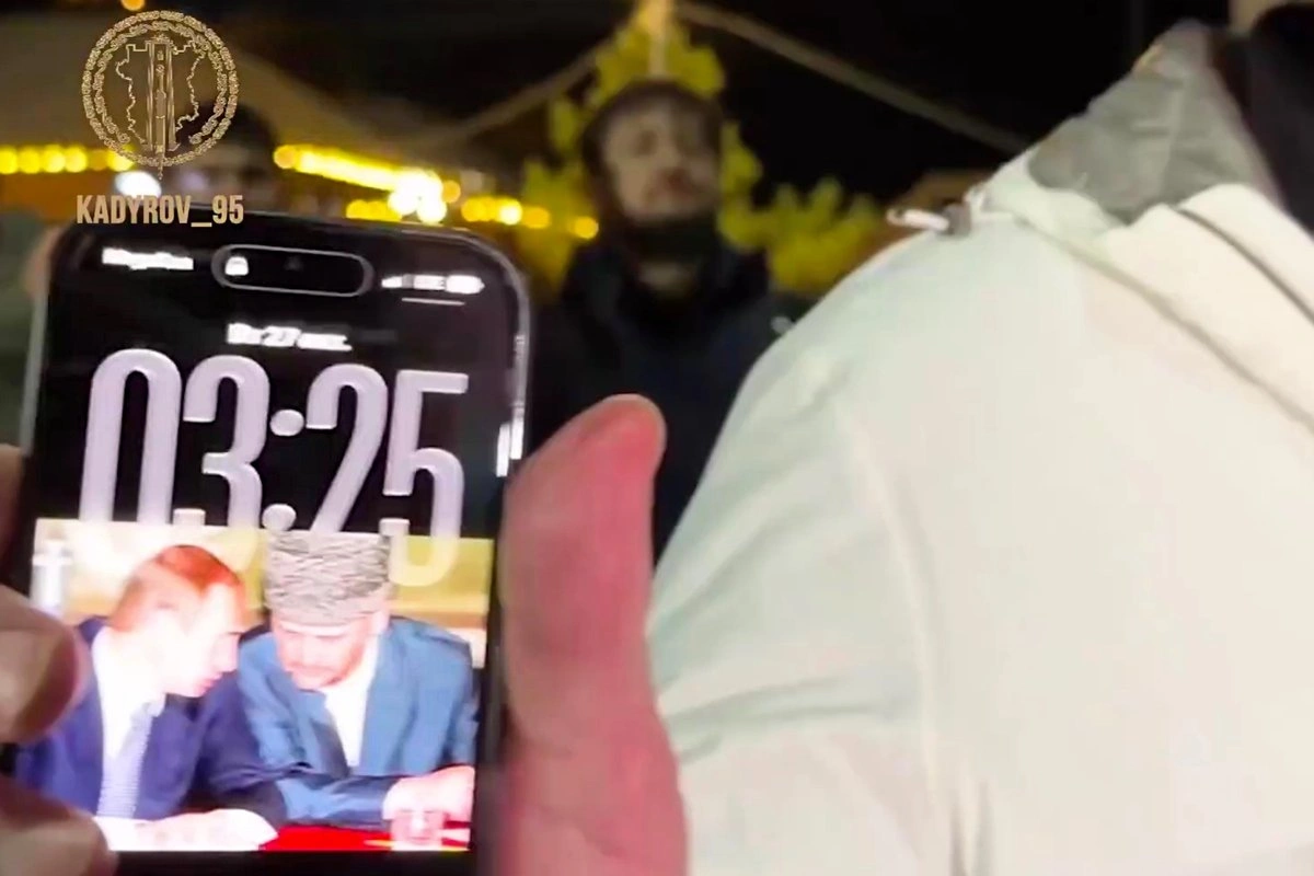 Telefonunun ekranında bu siyasətçinin şəkli var — FOTO
