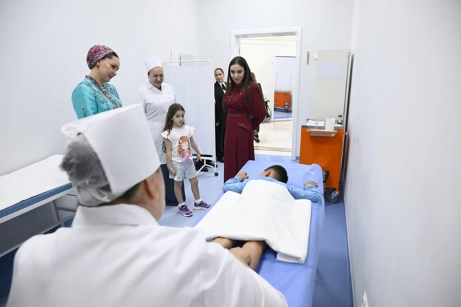 Leyla Əliyeva Arkadağ şəhərində Uşaq Sağlamlığı və Reabilitasiya Mərkəzinin fəaliyyəti ilə tanış olub - FOTOLAR
