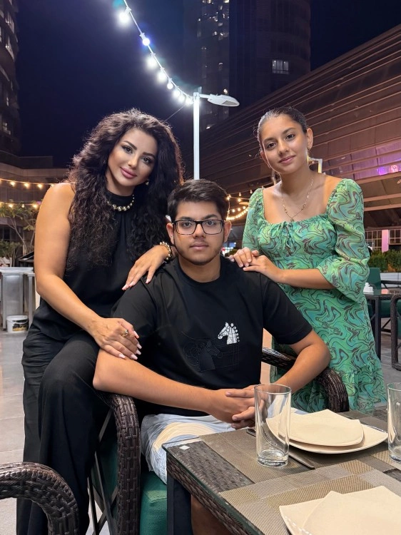 Xəyalə Quliyeva övladları ilə - FOTO
