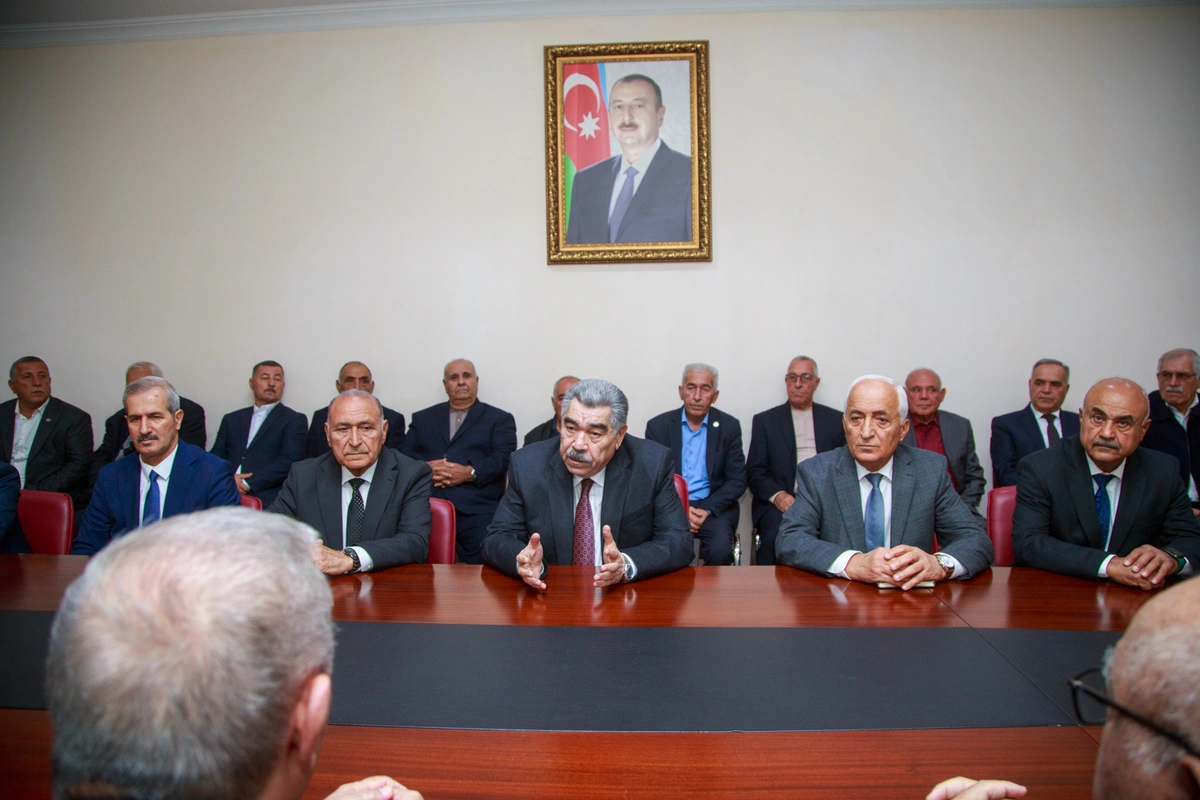 Salyanda icra başçısı ağsaqqallar ilə görüşdü — FOTOLAR