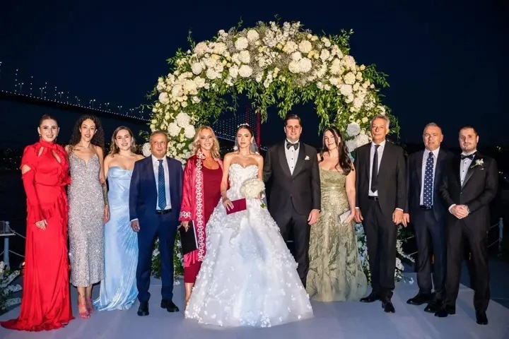 İstanbulda iş adamının dəbdəbəli toy mərasimi keçirildi - FOTOLAR