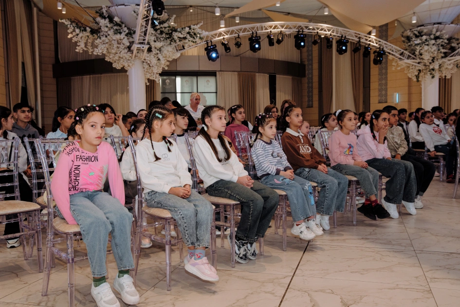 Prezidentin qızları Cənnətin ariyasının konsertində - FOTOLAR