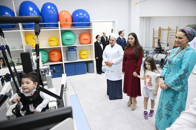 Leyla Əliyeva Arkadağ şəhərində Uşaq Sağlamlığı və Reabilitasiya Mərkəzinin fəaliyyəti ilə tanış olub - FOTOLAR