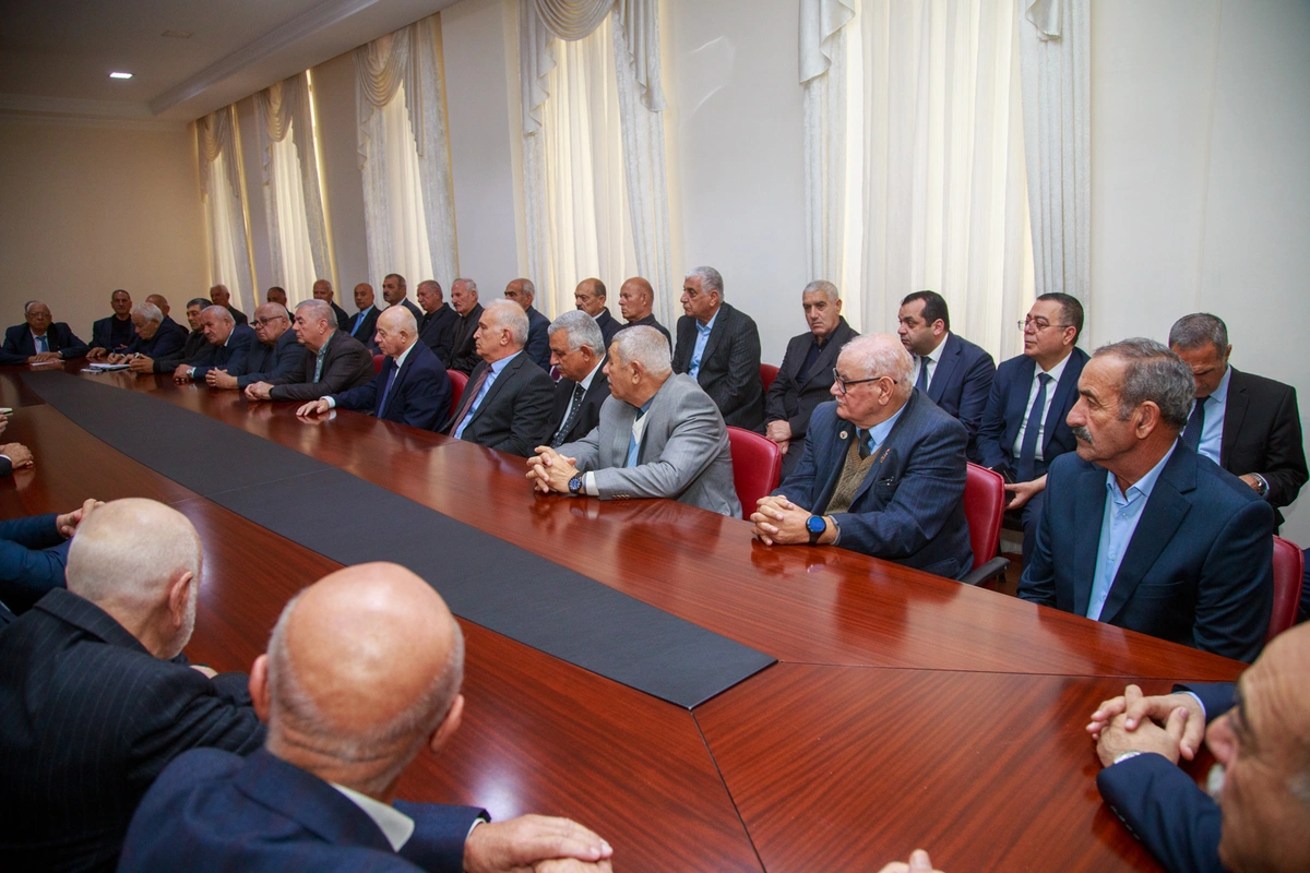 Salyanda icra başçısı ağsaqqallar ilə görüşdü — FOTOLAR
