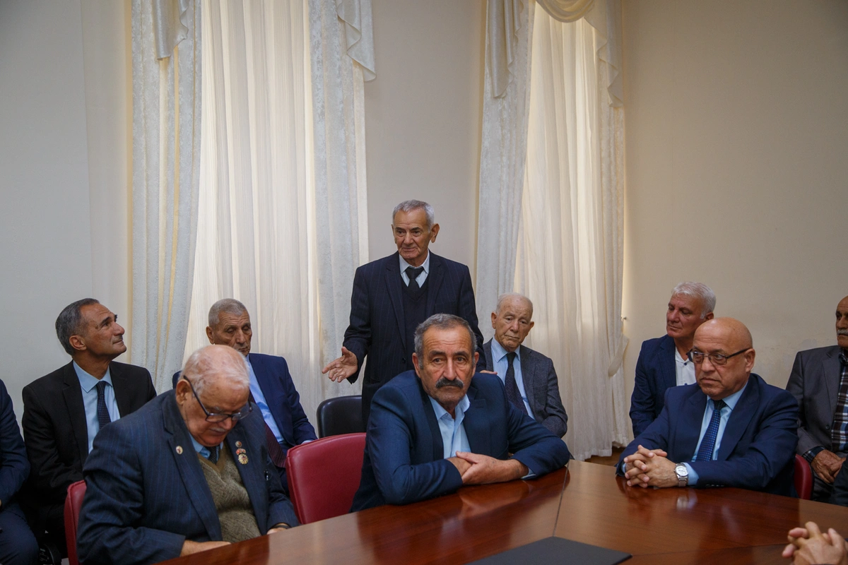 Salyanda icra başçısı ağsaqqallar ilə görüşdü — FOTOLAR