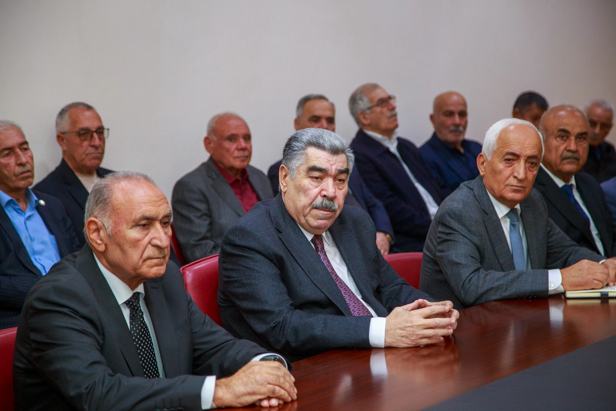 Salyanda icra başçısı ağsaqqallar ilə görüşdü — FOTOLAR
