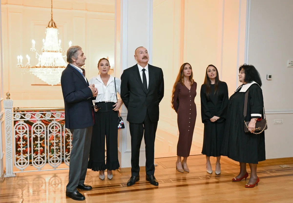 Prezident və ailə üzvləri sərgi ilə tanış oldu - FOTOLAR