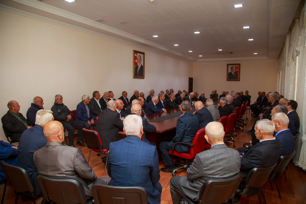 Salyanda icra başçısı ağsaqqallar ilə görüşdü — FOTOLAR