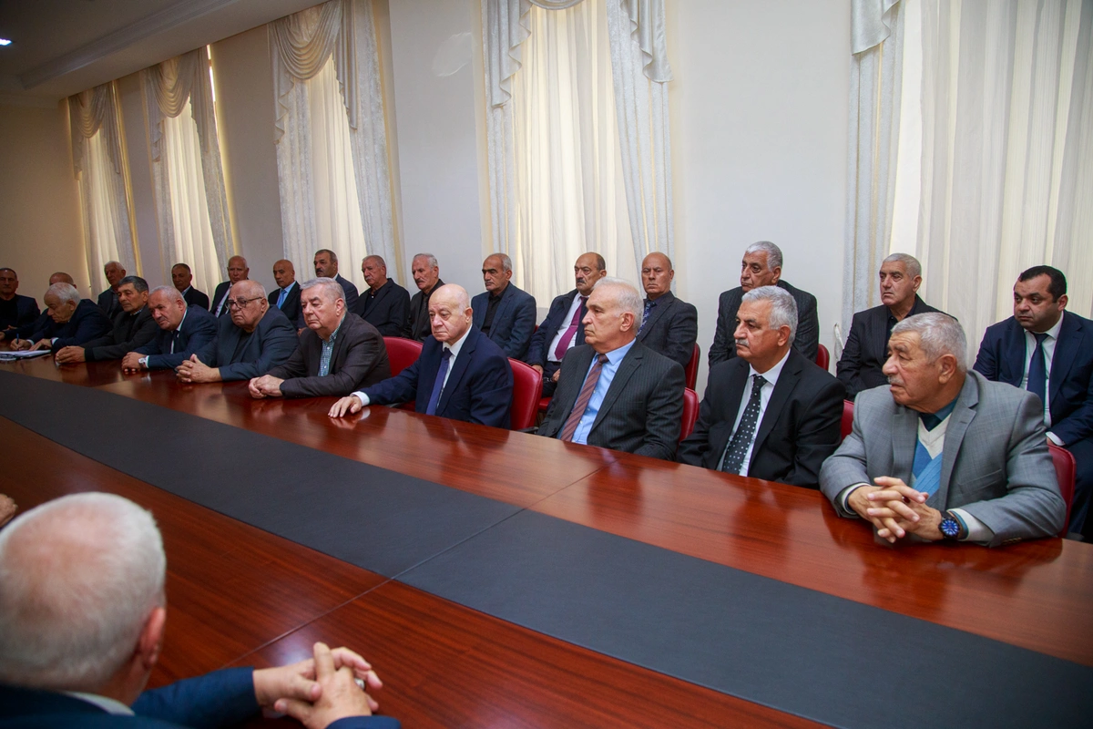 Salyanda icra başçısı ağsaqqallar ilə görüşdü — FOTOLAR