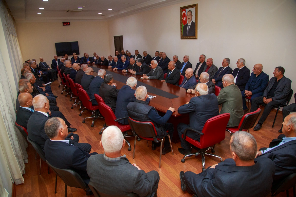 Salyanda icra başçısı ağsaqqallar ilə görüşdü — FOTOLAR