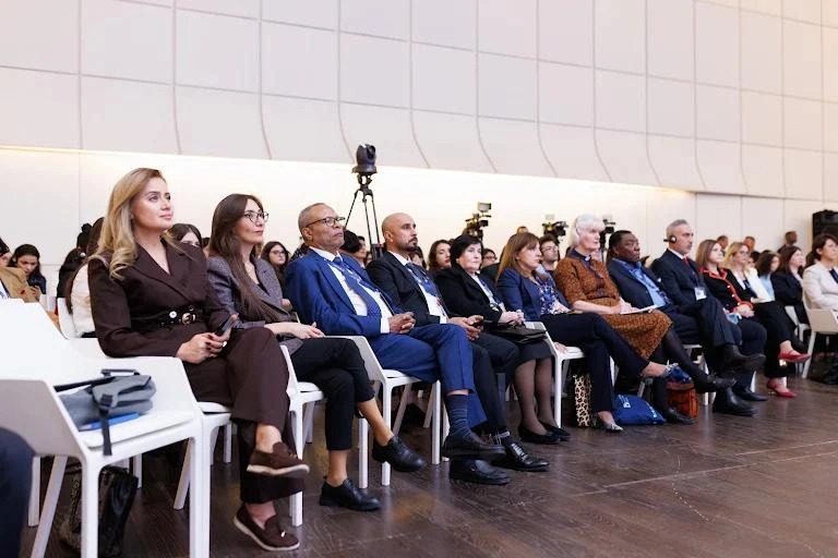 "Mədəniyyət mərkəzdə: ortaq gələcəyə etibarlı yollar" mövzusunda plenar sessiya təşkil olunub - FOTOLAR