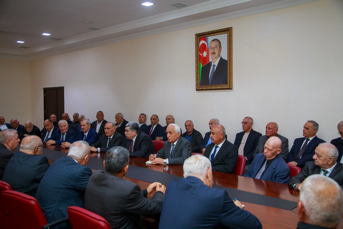 Salyanda icra başçısı ağsaqqallar ilə görüşdü — FOTOLAR