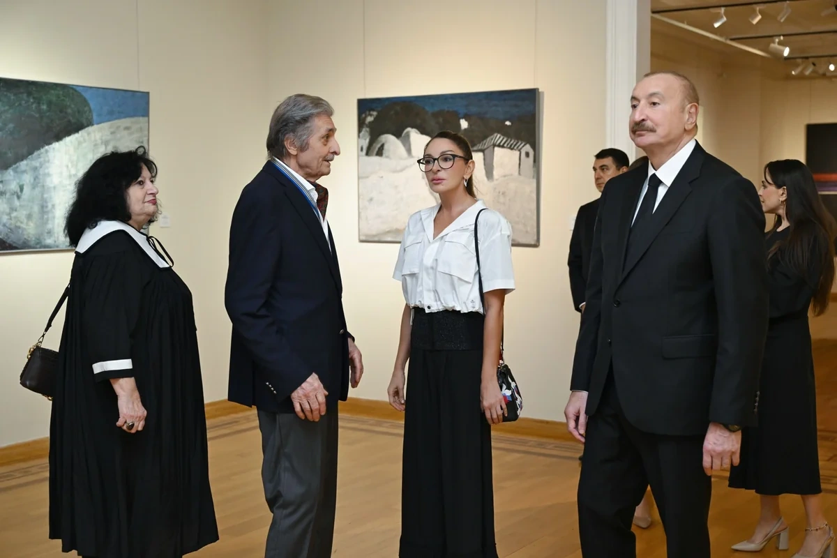 Prezident və ailə üzvləri sərgi ilə tanış oldu - FOTOLAR