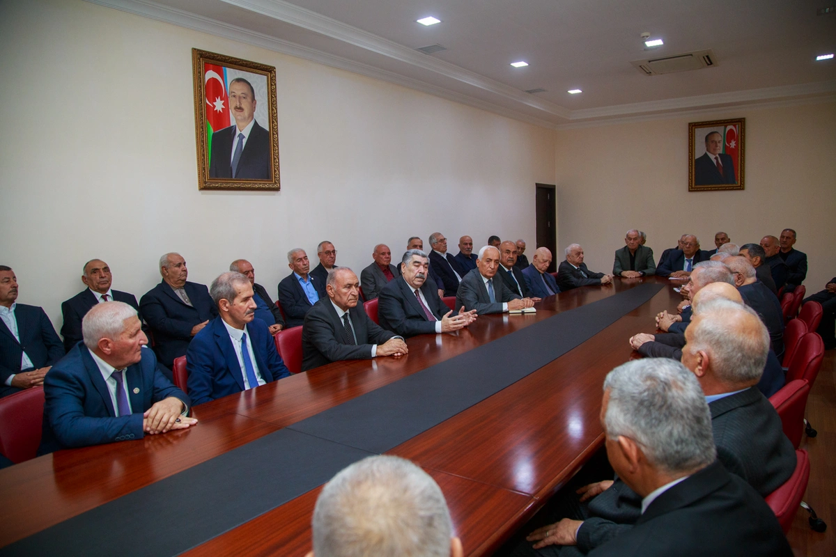 Salyanda icra başçısı ağsaqqallar ilə görüşdü — FOTOLAR
