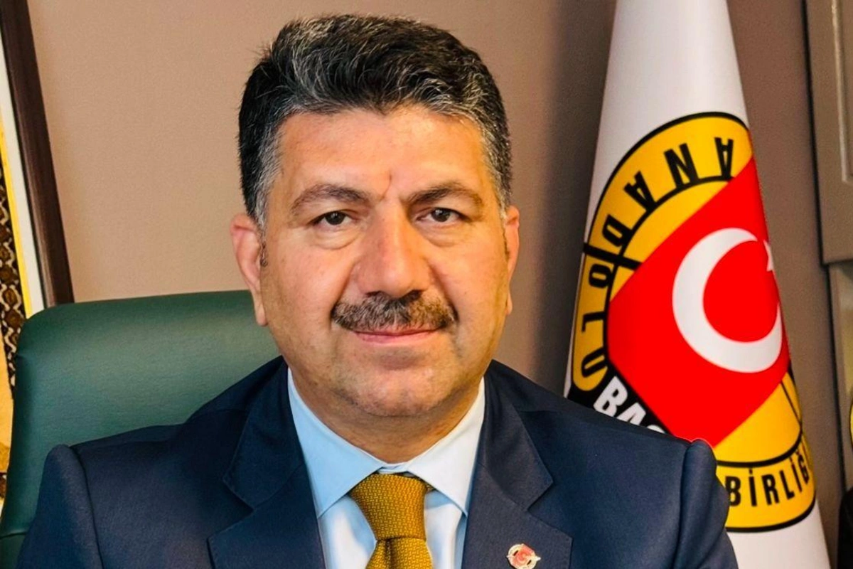 Azərbaycan türkiyəli köşə yazarını beynəlxalq axtarışa verdi