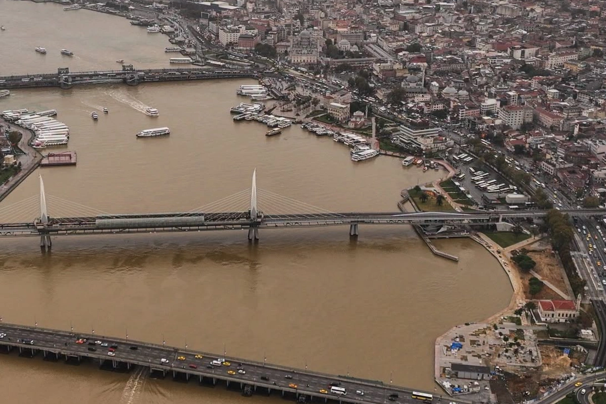 İstanbul boğazı qəhvəyi rəngə boyandı – FOTOLAR