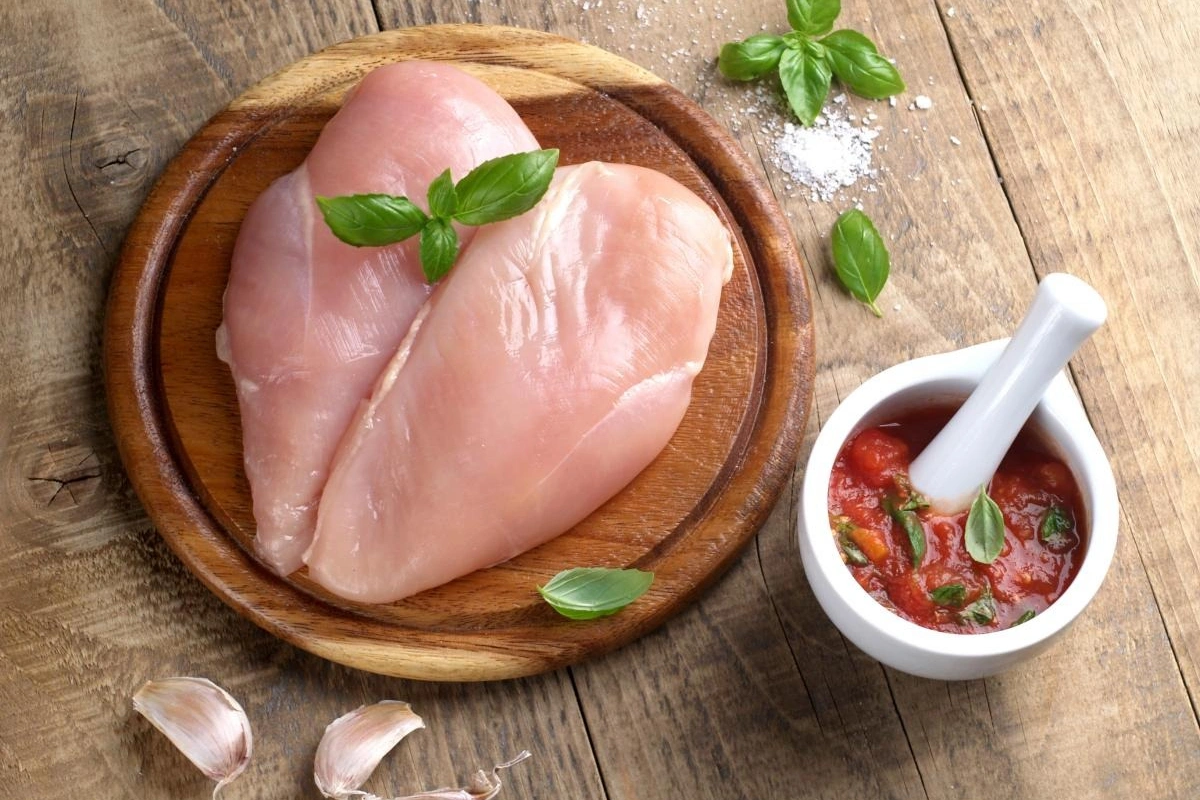 Çiy toyuq ətini bişirməzdən əvvəl yumaq lazımdırmı? - Aşpazdan xəbərdarlıq