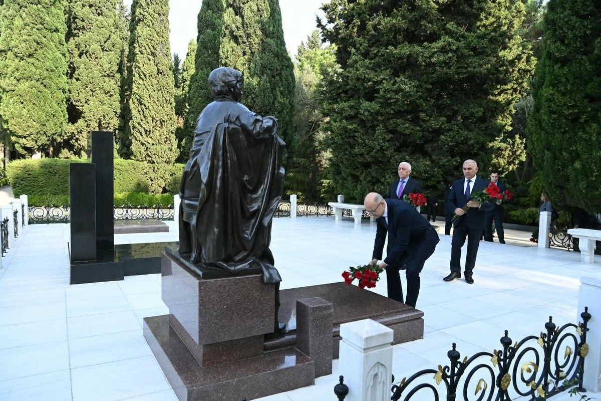Energetiklər Fəxri xiyabanı və Şəhidlər xiyabanını ziyarət ediblər - FOTOLAR