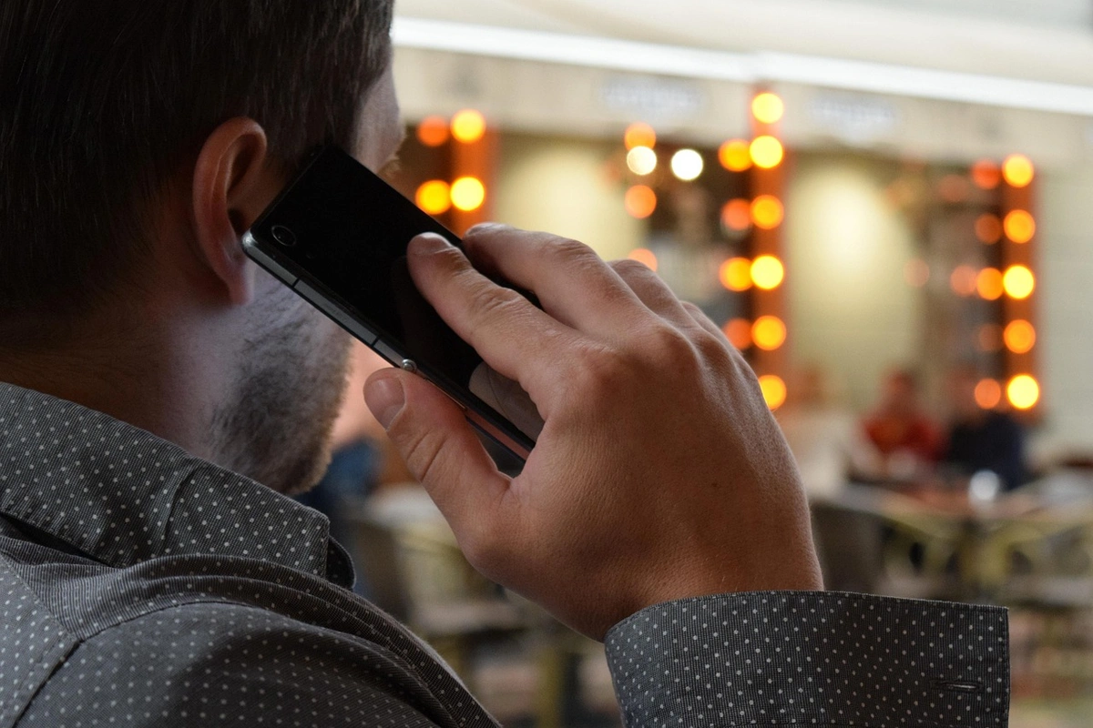 Bakıda telefonla ucadan danışan şəxs 1200 manat cərimələndi — Səbəb