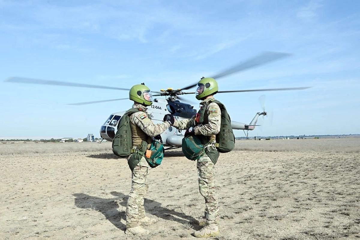 Hərbi təlimdə şərti qəzaya uğrayan pilot xilas edildi — FOTOLAR