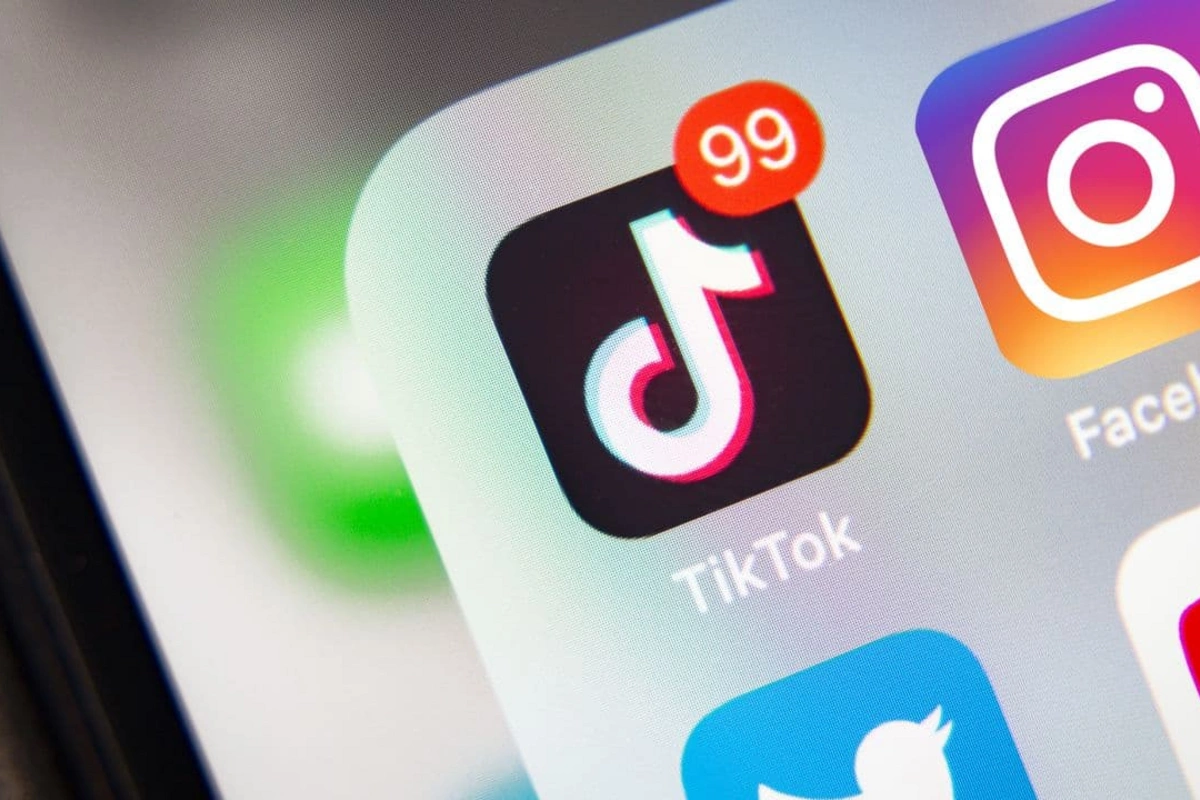 Direktorun otağında canlı yayım açan müəllim işdən çıxarıldı