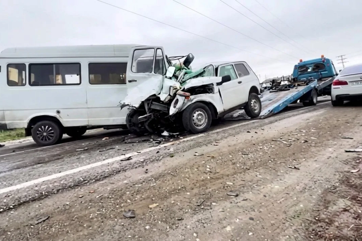Ağcabədidə mikroavtobusla Niva toqquşdu: Xəsarət alanların vəziyyəti açıqlandı