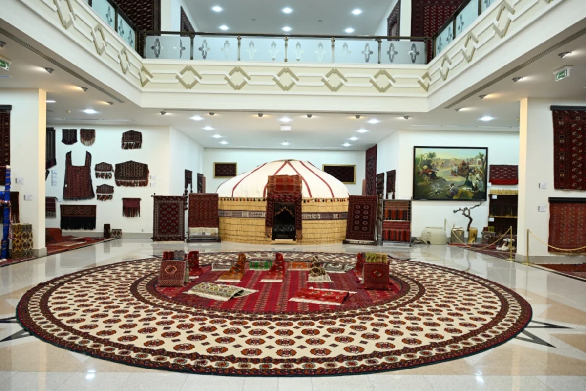 Leyla Əliyeva Aşqabadda Milli Türkmən Xalçası Muzeyində olub - FOTOLAR