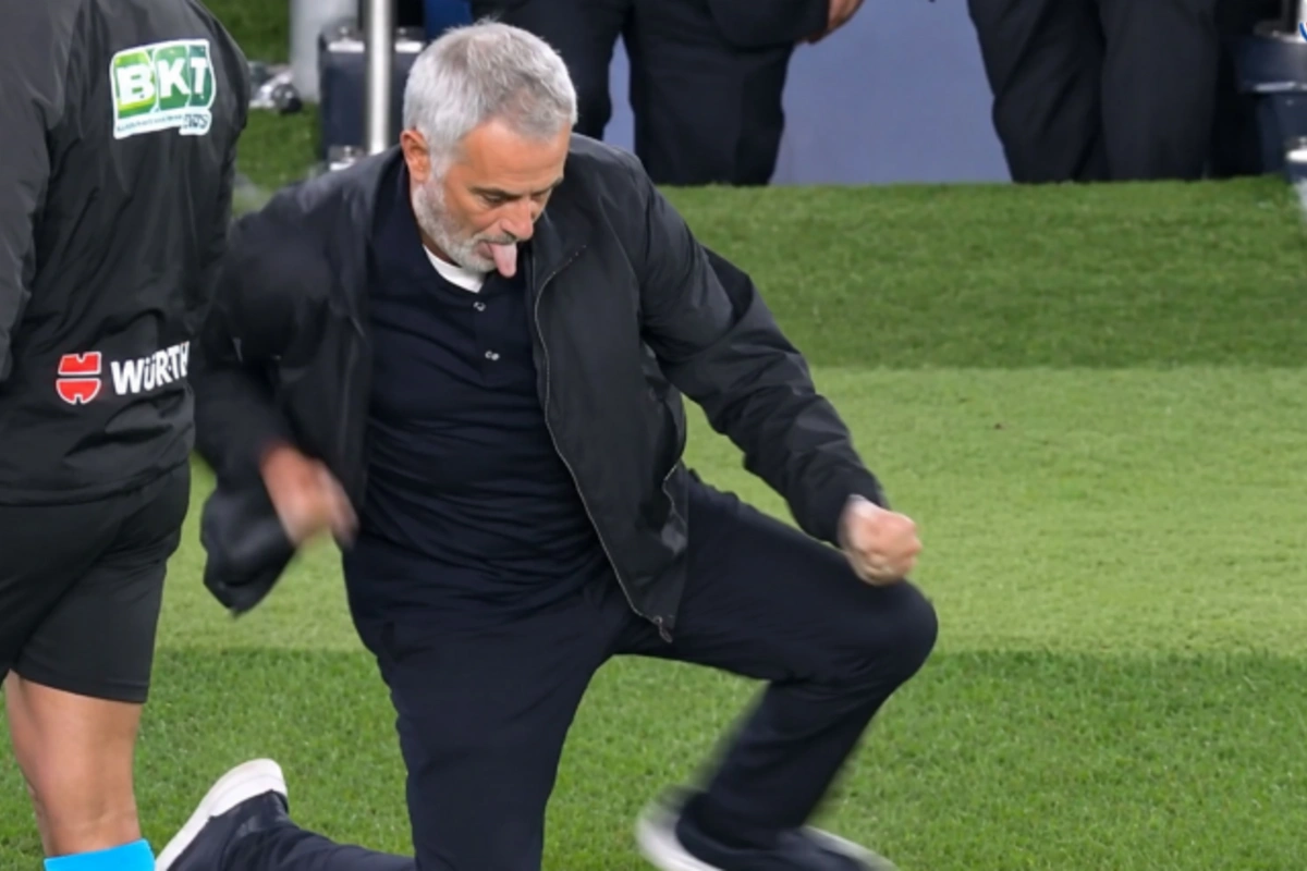 Arda Gülər Mourinyoya müdaxilə etdi - Məşqçi az qala yerə yıxılırdı (FOTOLAR)