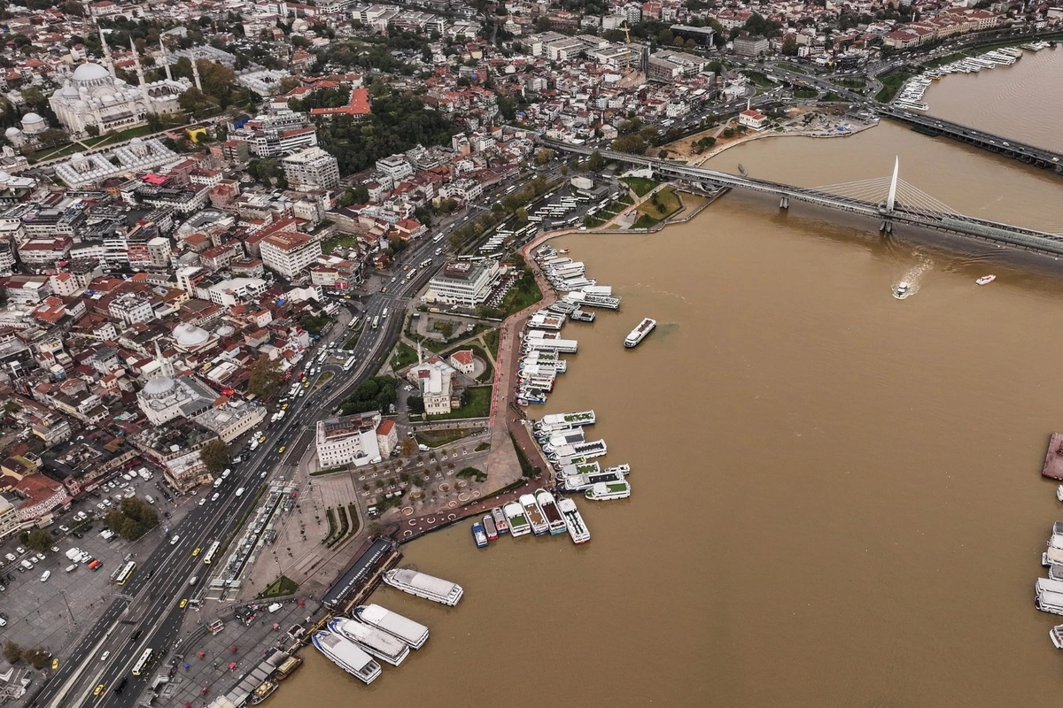 İstanbul boğazı qəhvəyi rəngə boyandı – FOTOLAR